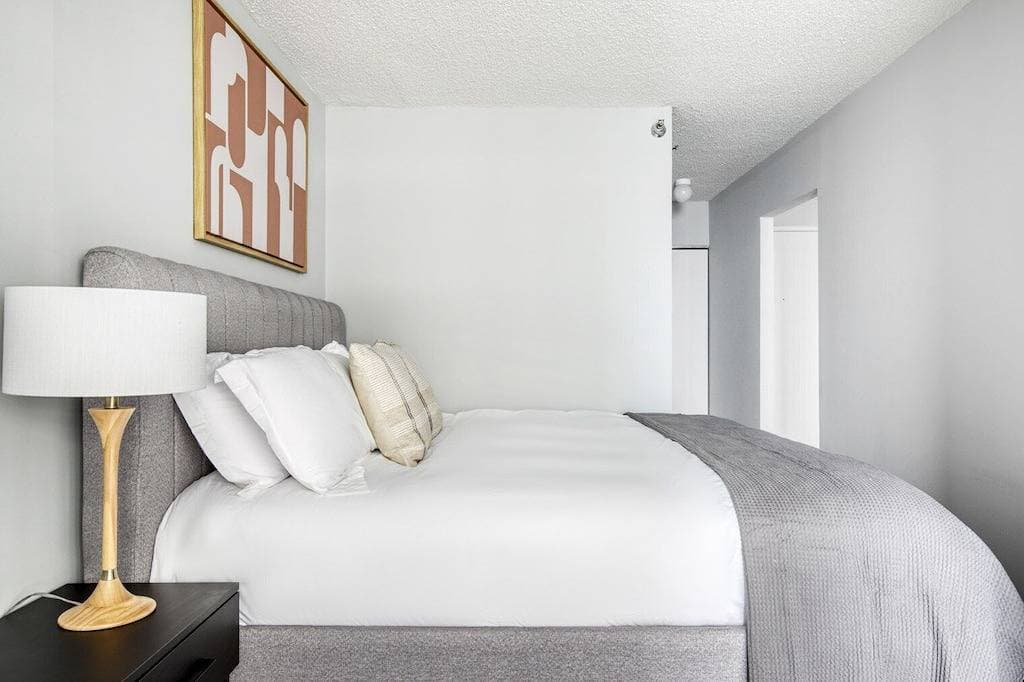 Luxe Streeterville Studio w/ Gym, Pool, walk to Navy Pier, by Blueground 1