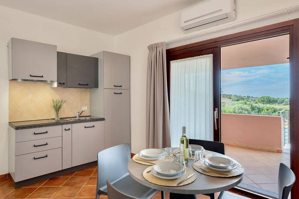 Foto 8 von 12: Two-room apartment of approximately 28 m2, located on the ground floor or first floor with sea view, composed of a living room with kitchenette, double sofa bed, double bedroom (joinable single beds), bathroom, balcony or veranda. Some apartments may hav
