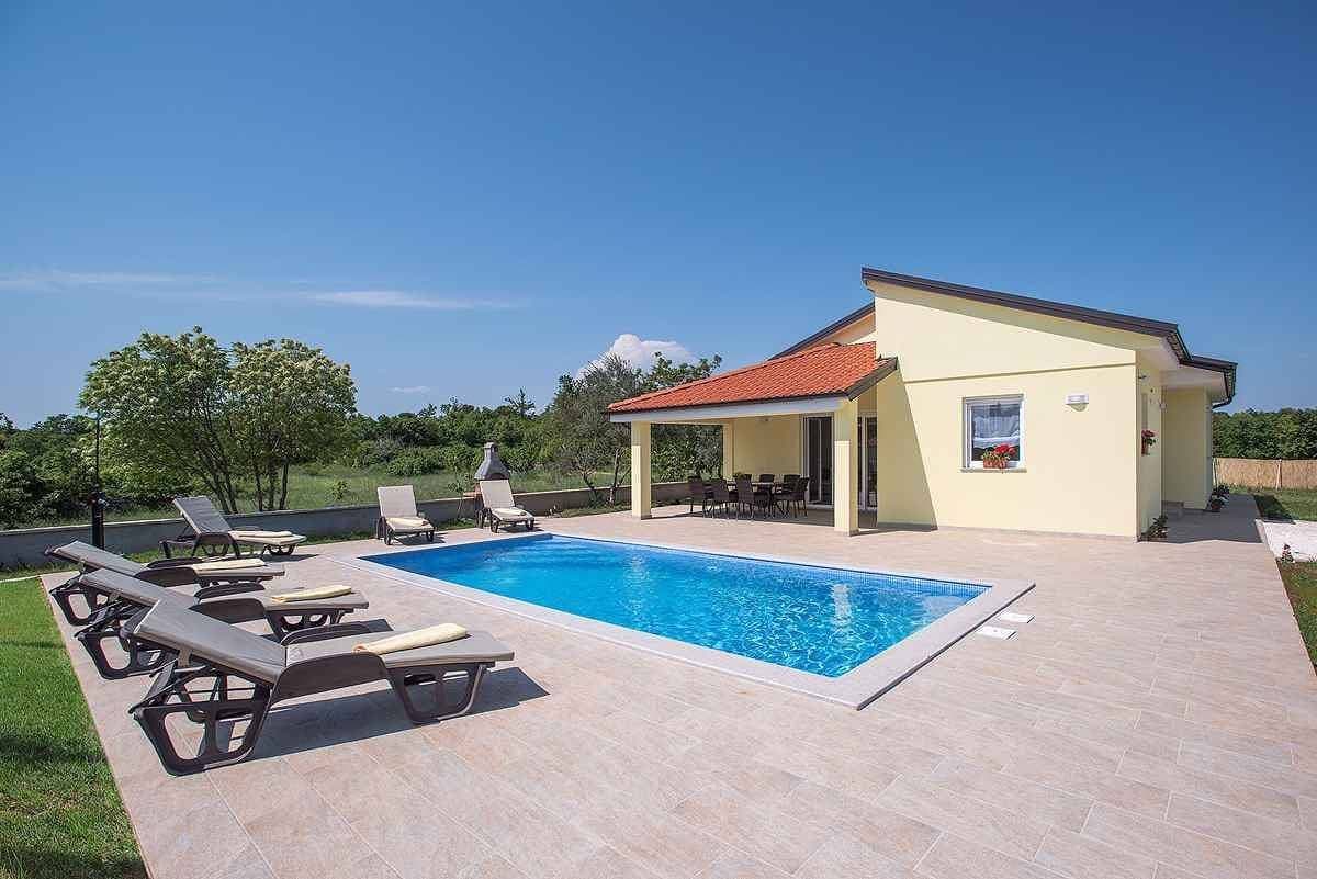 Villa mit Pool für 6 Personen 1