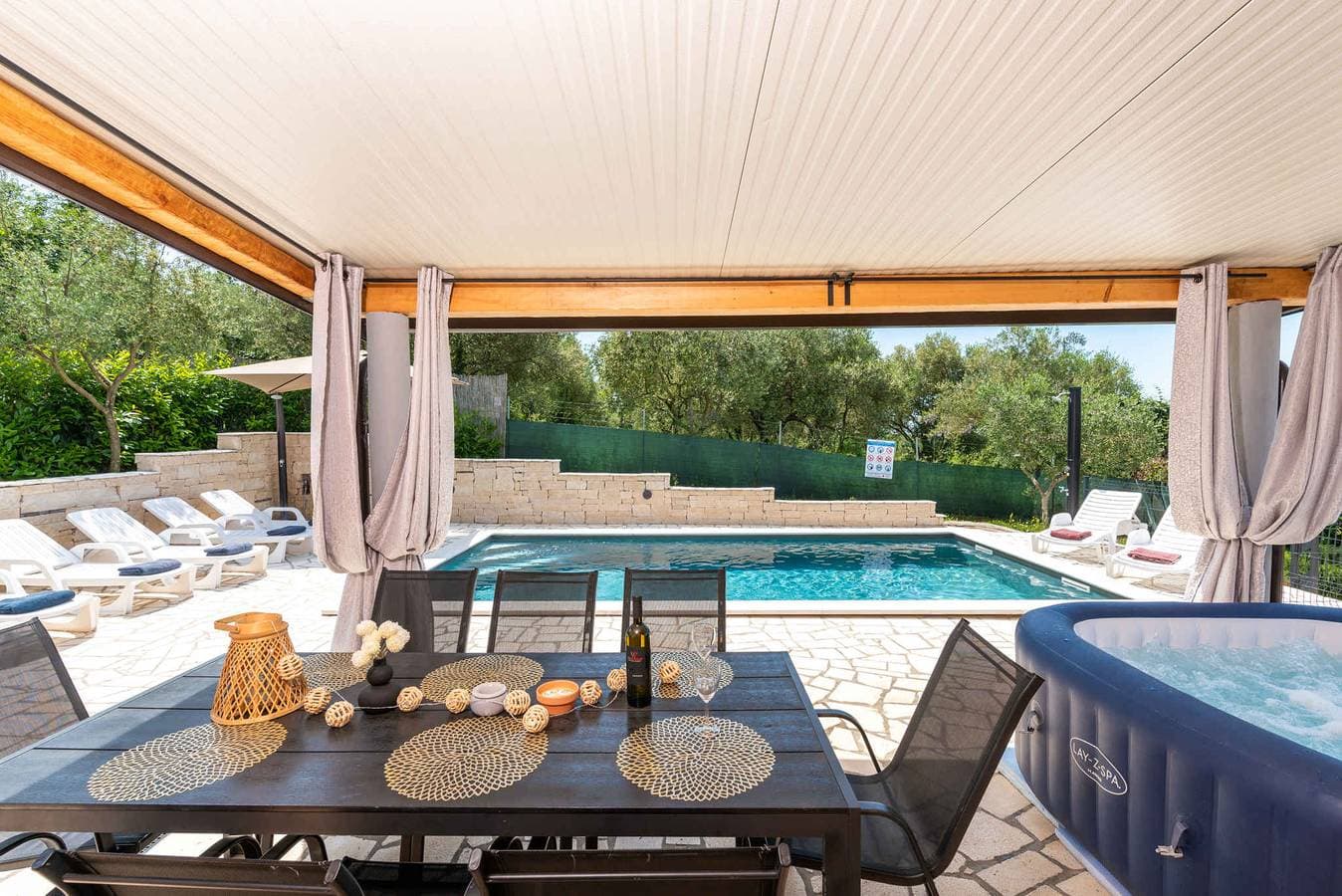 Foto 6 von 40: Villa mit großem Pool und Jacuzzi