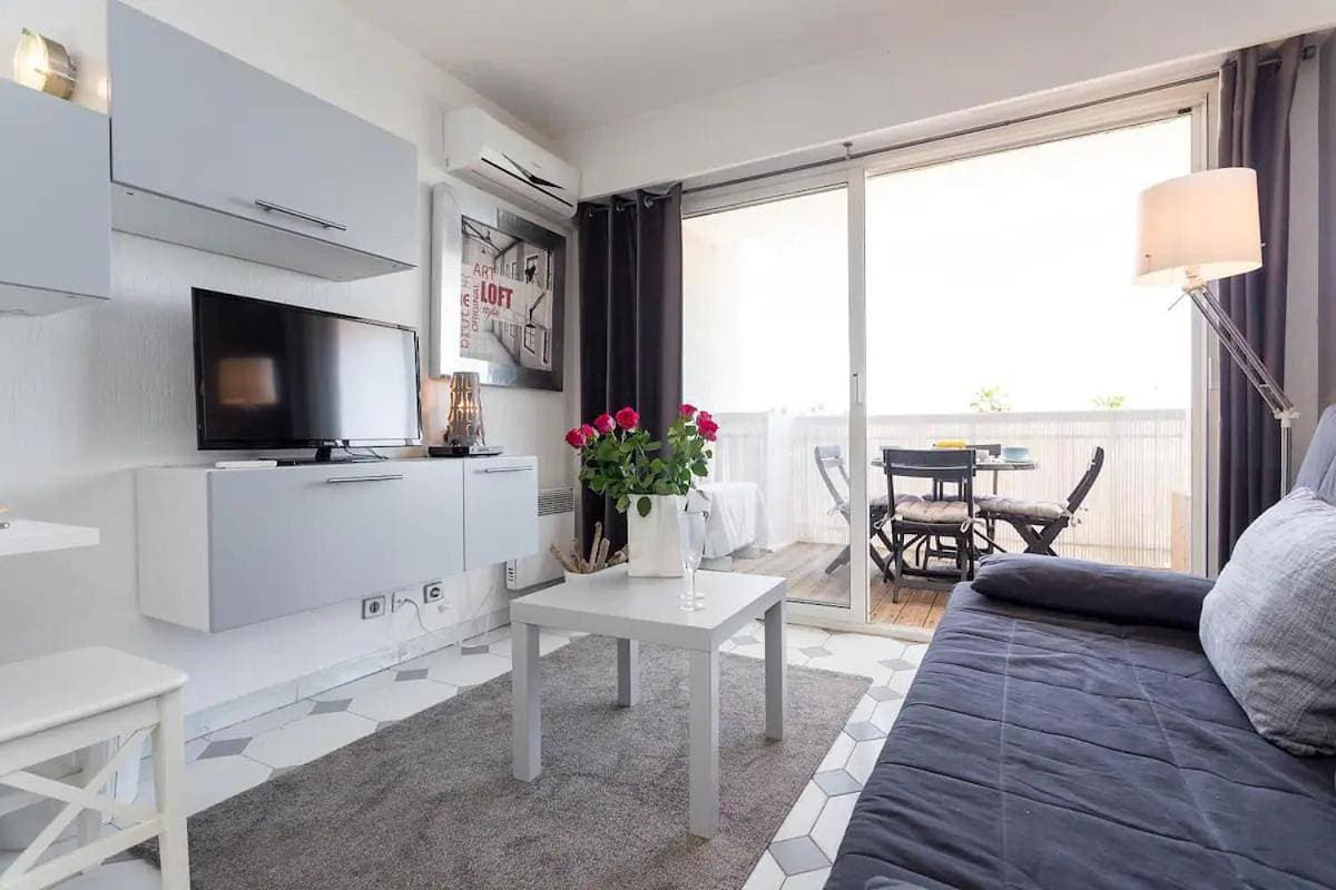 Modern Studio Apt w/Balcony/Port Views/nr Old Town 1