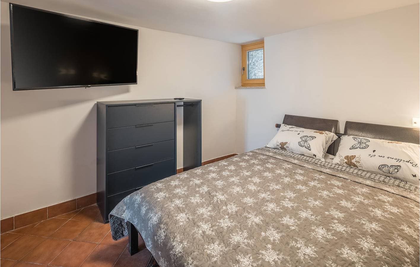 Foto 10 von 23: Gemütliche Ferienwohnung mit Terrasse, 2 km vom Strand entfernt – WLAN und Klimaanlage inklusive