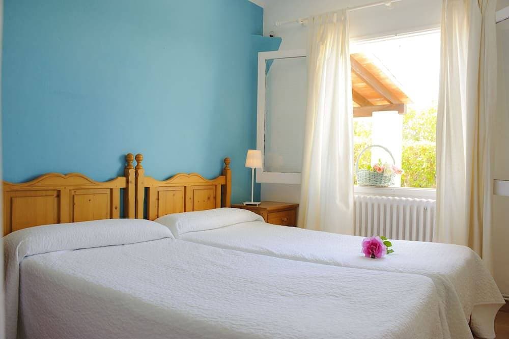 Foto 3 von 18: Einfaches Ferienhaus Corb Mari, 6 Personen, Pool und Garten, Strandnah 200 Meter