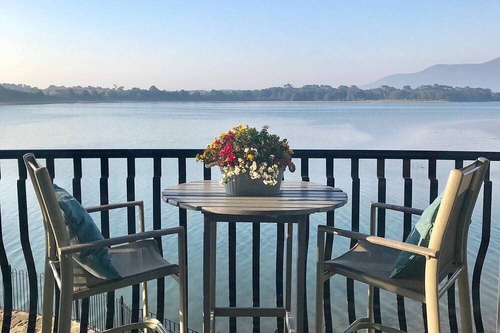Luxury bright, spacious, stylish apartment with stunning mountain & bay views 1
