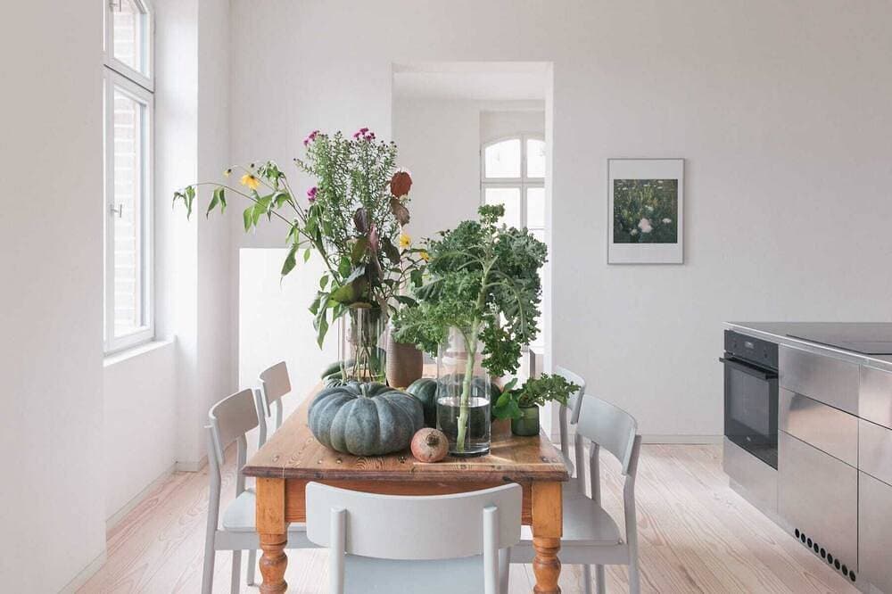 Hochparterre West: Kaminofen, Westbalkon und Kücheninsel 1
