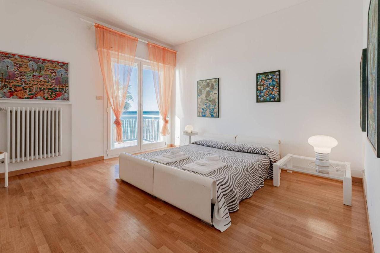 Foto 13 von 45: Three-Bedroom Apartment with Sea View