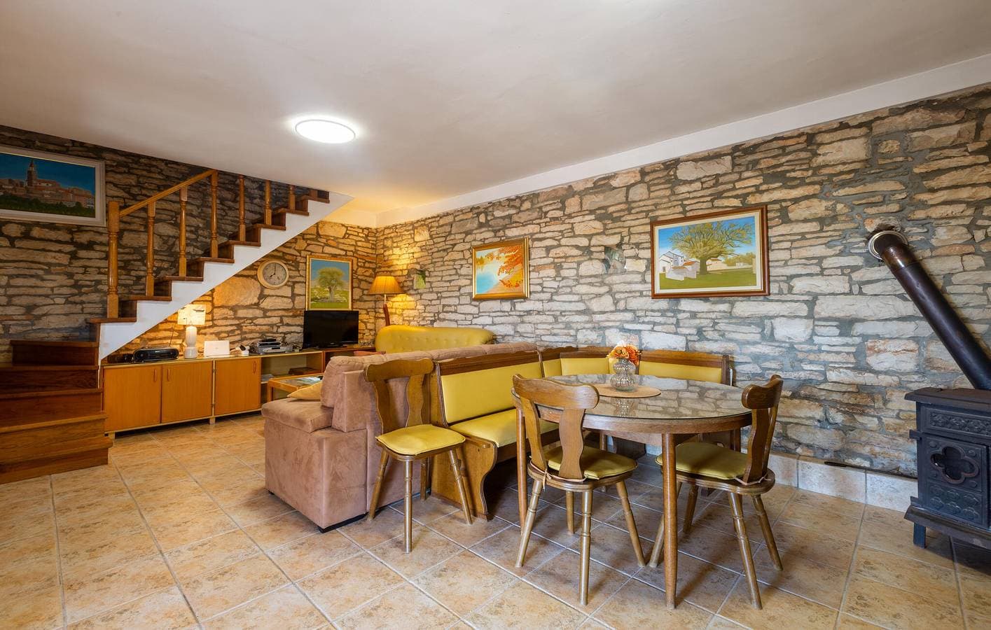 Foto 3 von 27: Gemütliche Ferienwohnung mit Terrasse, WLAN und Parkplatz in der Nähe von Montrin und Plovanija