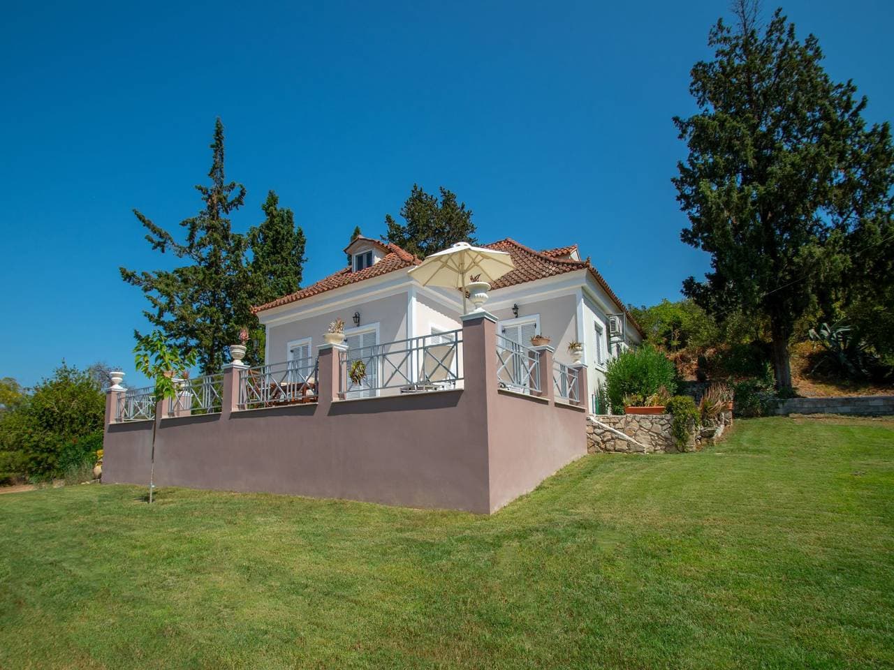 Anwesen mit Garten, Grill und Terrasse 1