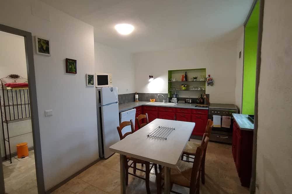 Foto 13 von 20: Large apartment 5 minutes' walk from Joyeuse, its shops and famous market.