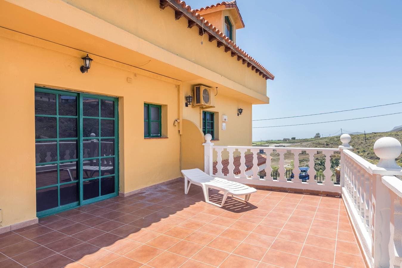 Foto 5 von 26: Haustierfreundliche Ferienwohnung mit Meerblick, Terrasse, Gemeinschaftspool und WLAN