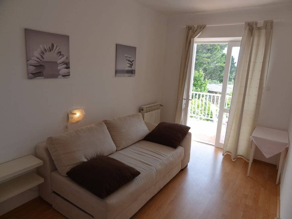 Foto 7 von 13: 2-Zimmer-Ferienwohnung mit Terrasse und Meerblick Rab A-16359-a