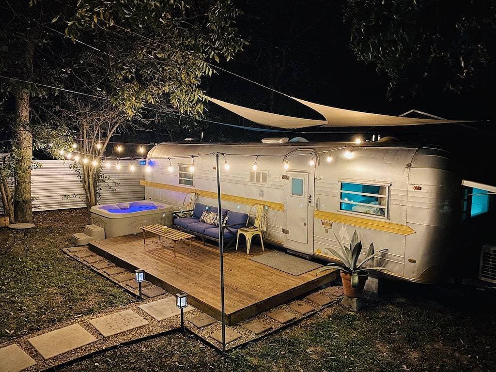 Foto 3 von 22: The Austin LoveStream! New Hot Tub, Full Bathroom, Deck & Grill!