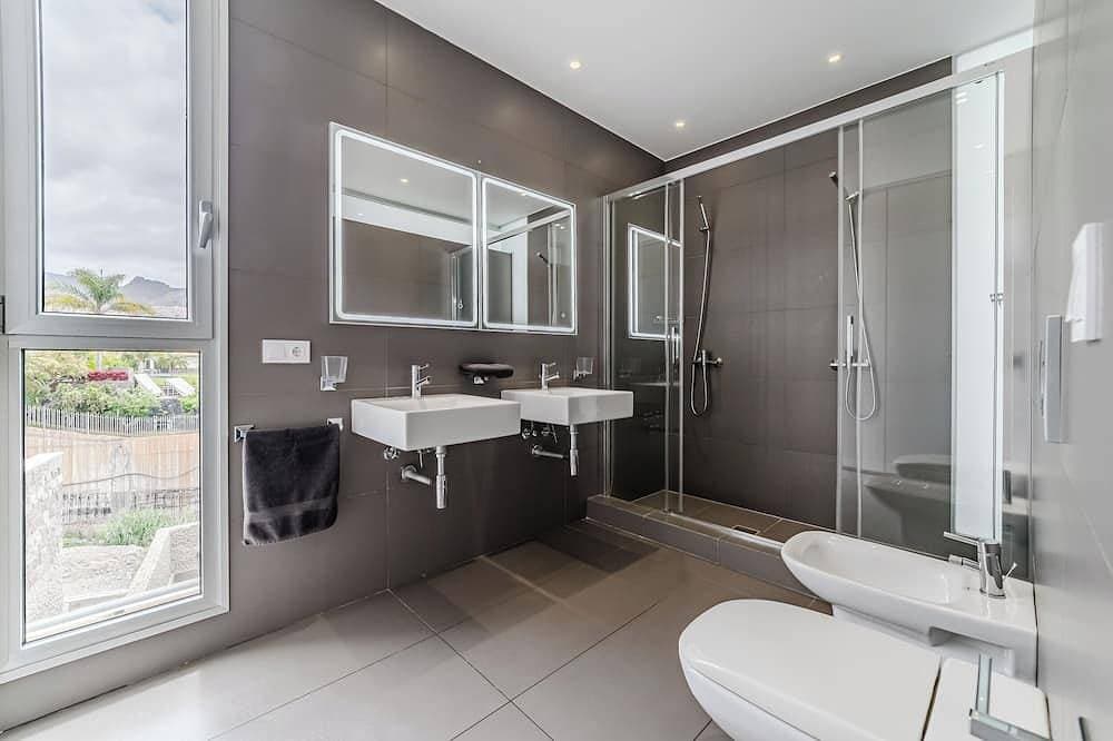 Foto 10 von 28: Modern 5B villa in El Duque, heated pool, wifi, just 250m from the beach