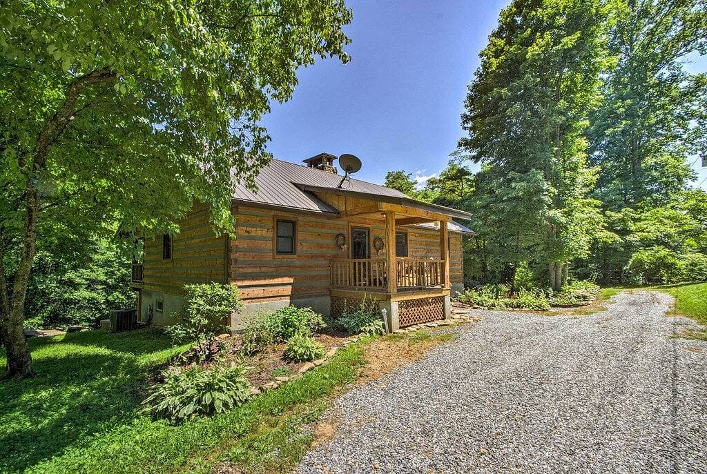 Foto 9 von 24: Bryson City Cabin w / Hot Tub & Deck - auf mehr als 2 Acres!