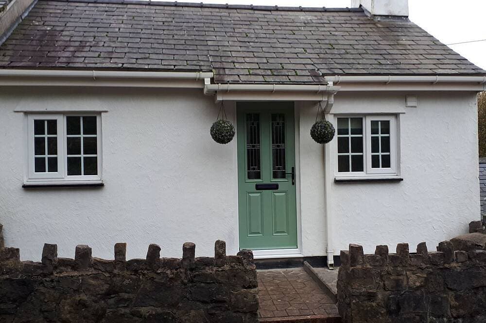 Bryn Bach, pet friendly, character holiday cottage in Pentraeth 1