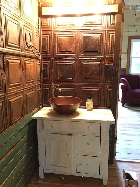 Foto 5 von 32: Horse Farm Retreat Creekside winziges Haus, 4 Personen und tierfreundlich