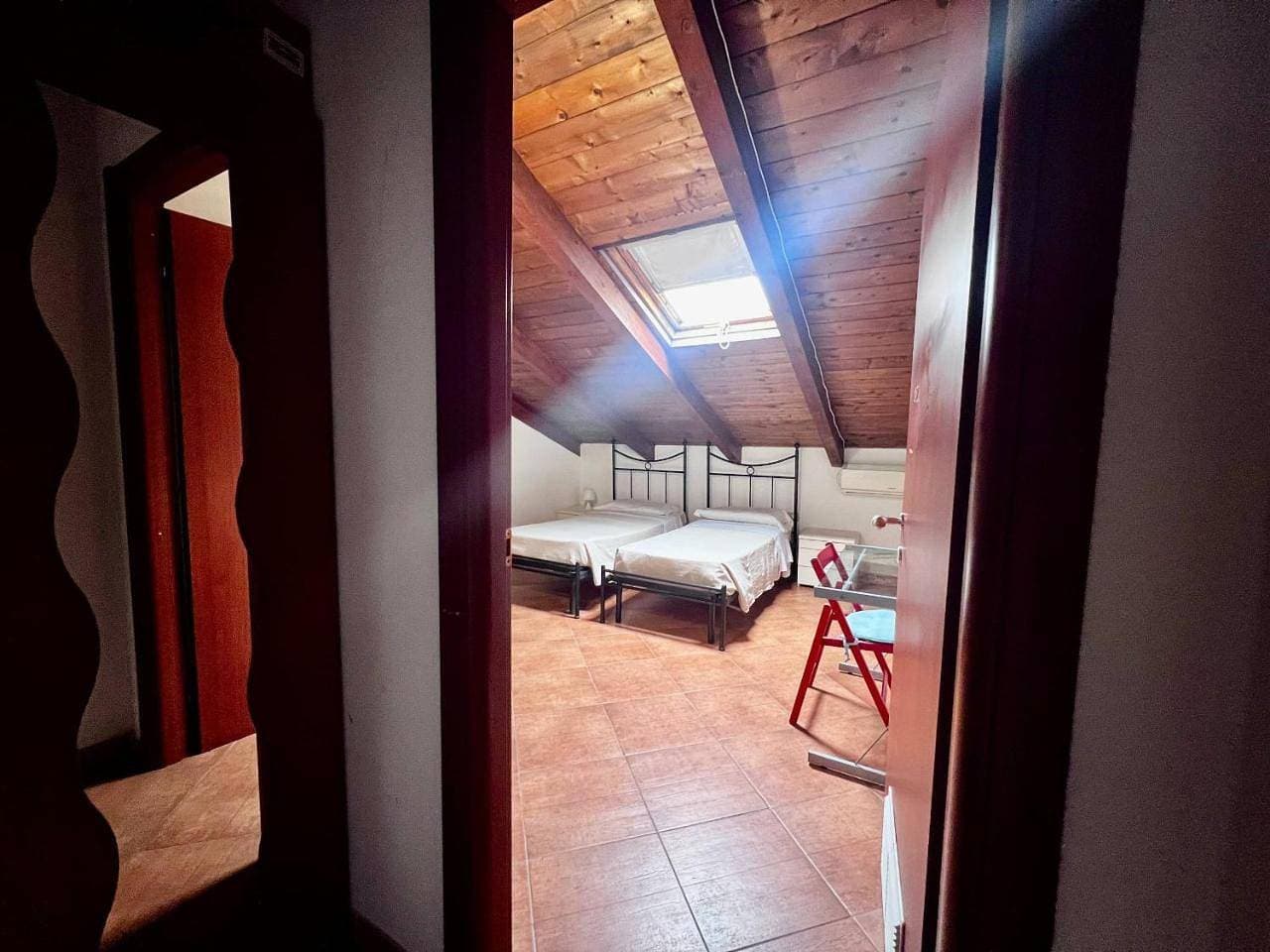 Foto 8 von 12: Twin Room with Private External Bathroom