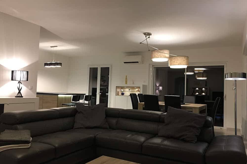 Foto 12 von 30: Air-conditioned detached villa with secure/heated swimming pool and large garden