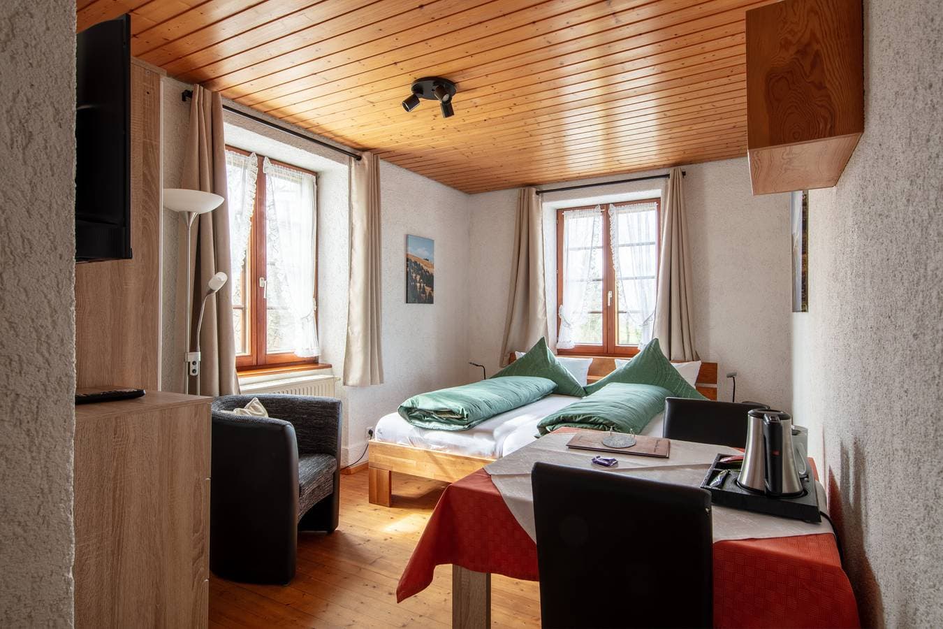Foto 8 von 13: Gästehaus Kaltenbach - Doppelzimmer mit Dusche und Wc