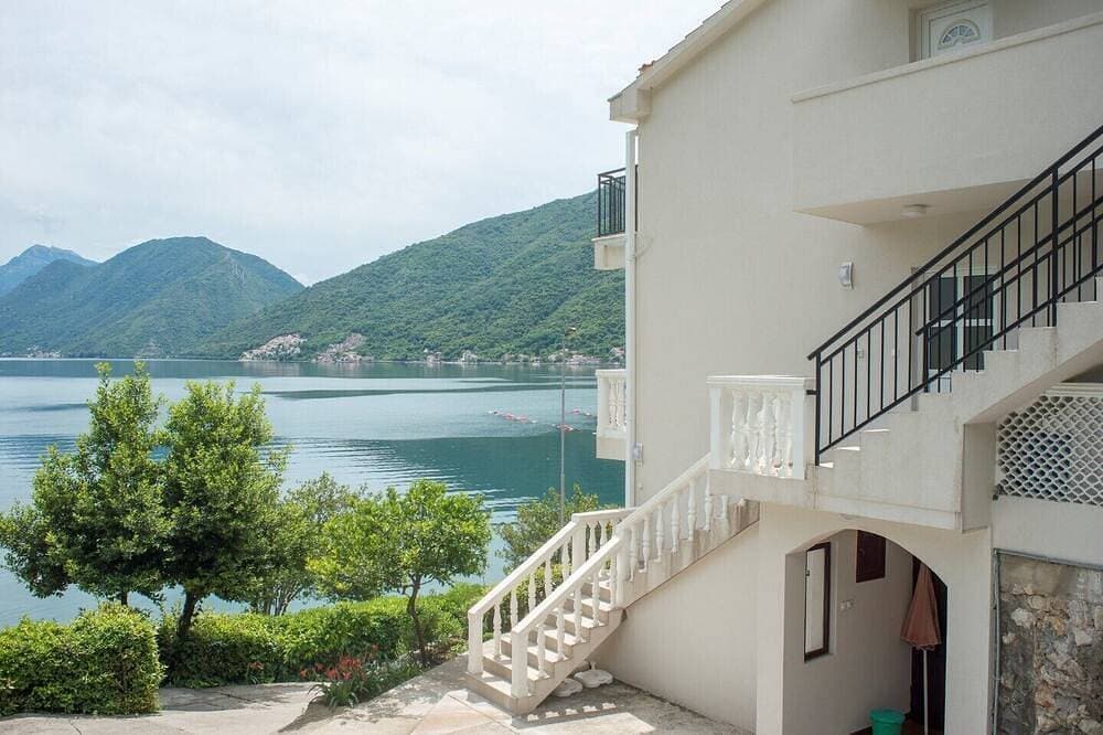 Foto 8 von 30: Villa Radonic Unit B - Atemberaubende Aussicht, tolle Lage, Uferpromenade, Parkplatz