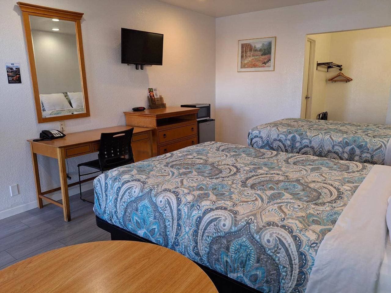 Foto 11 von 13: Double Room with Two Double Beds - Smoking