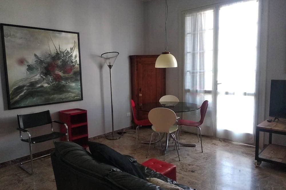 Bright, comfortable apartment near the historic center 1