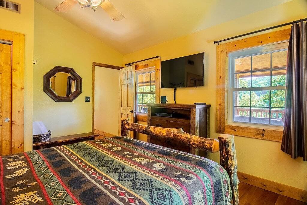 Foto 5 von 47: Cabin with River View located between Cherokee & Bryson City, 5 miles to casino!
