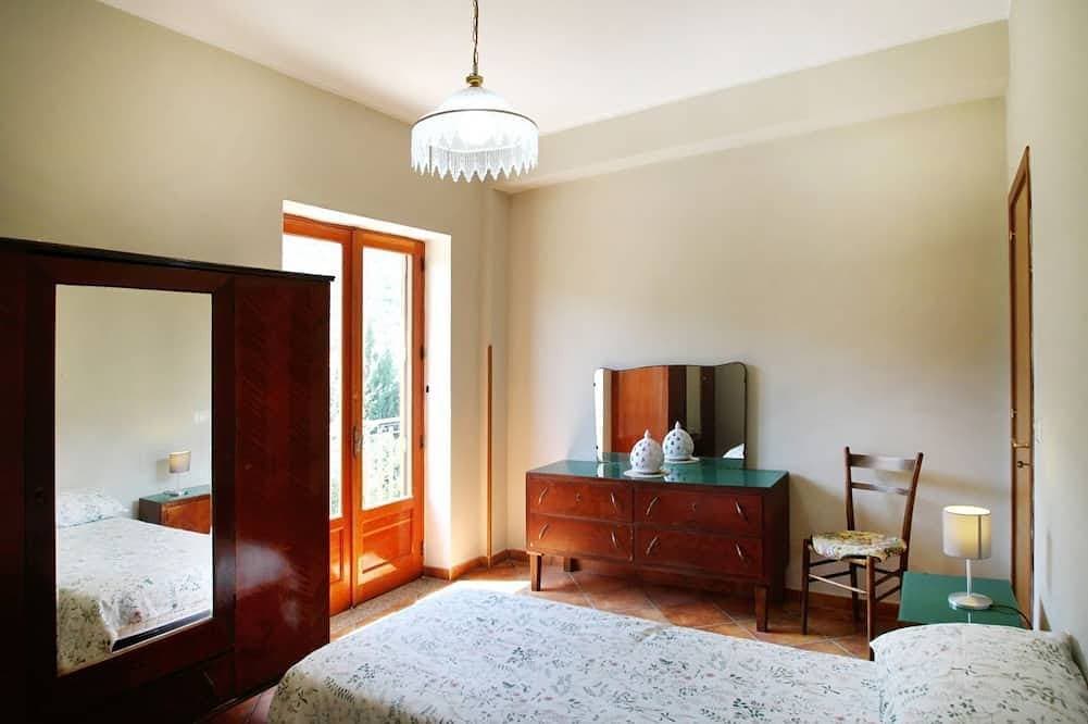 Foto 6 von 25: Giardino al Mare di Anna ist eine Wohnung im dritten und letzten Stock eines alten Herrenhauses, umgeben von der Landschaft der Piana di Caronia und nur wenige Schritte vom Meer entfernt.Die Unterkunft besteht aus einer großen Wohnküche mit Schlafsofa,