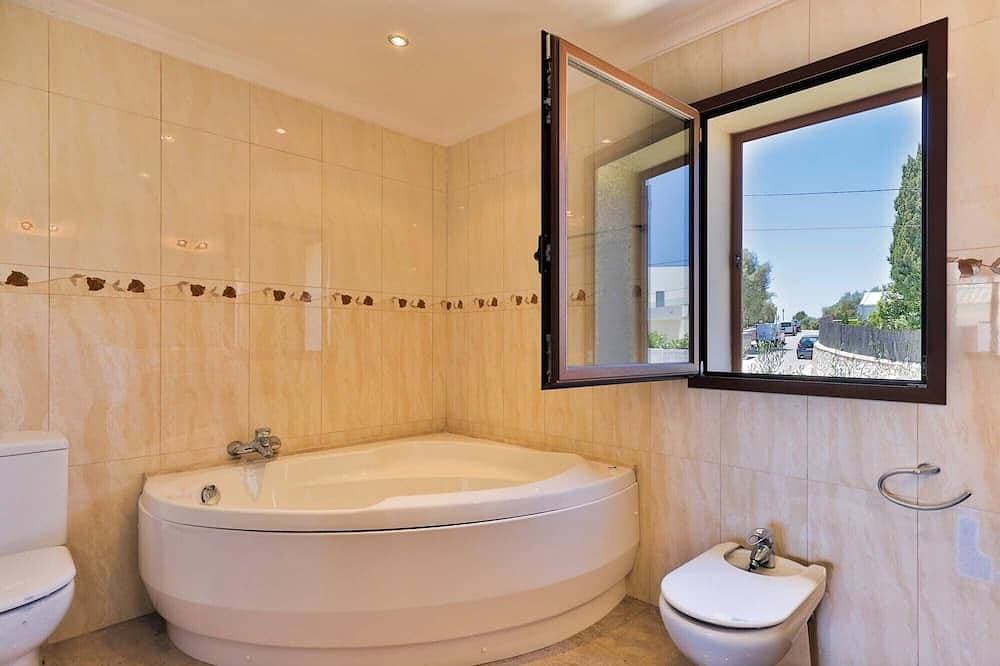 Foto 10 von 30: Ferienhaus Vidal für 8 Personen, privater Pool Garten in Portopetro, Klima, Wifi