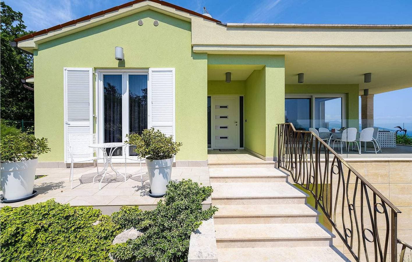 Charmantes Apartment am Pool mit Terrasse, 1,5 km vom Strand entfernt 1