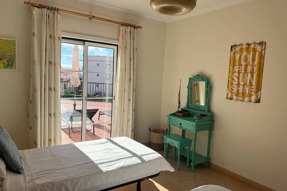 Foto 5 von 22: Geräumiges Luxusapartment Riesiger Balkon mit Blick auf Schwimmbäder & Gärten