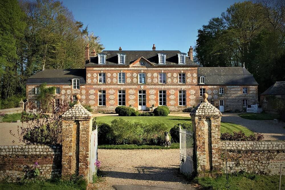 Foto 10 von 24: Wing of Château de Briquedalles