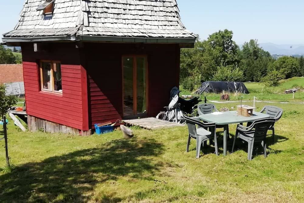 Petit Chalet Pentagonal Entre Prés et Forêt 1