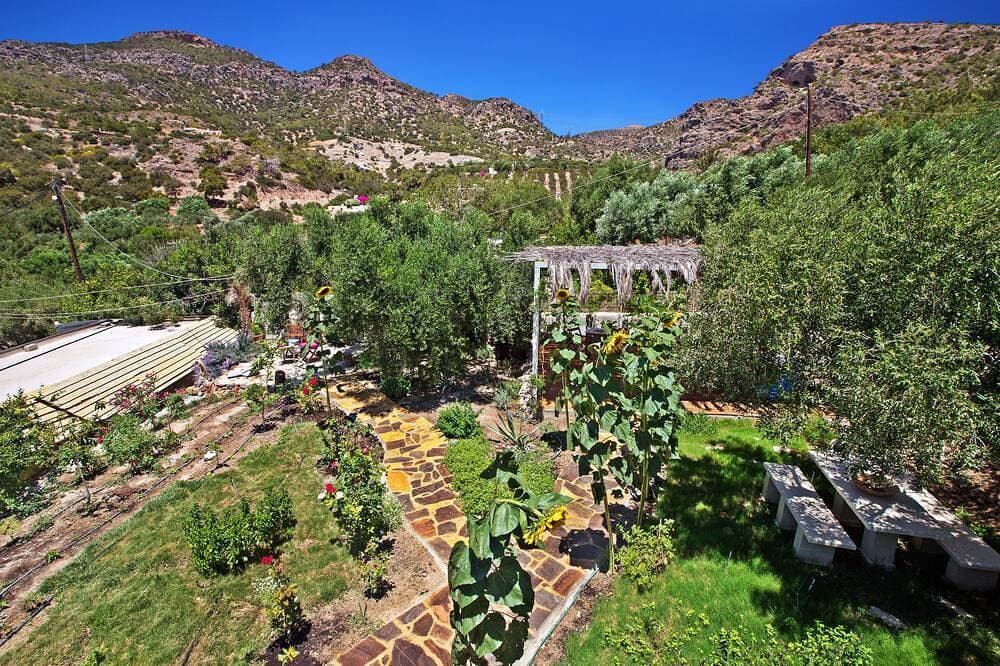 Foto 6 von 18: \"Kelari\"  300 years old cottage \"Natura cottages\" with sea view  shared garden