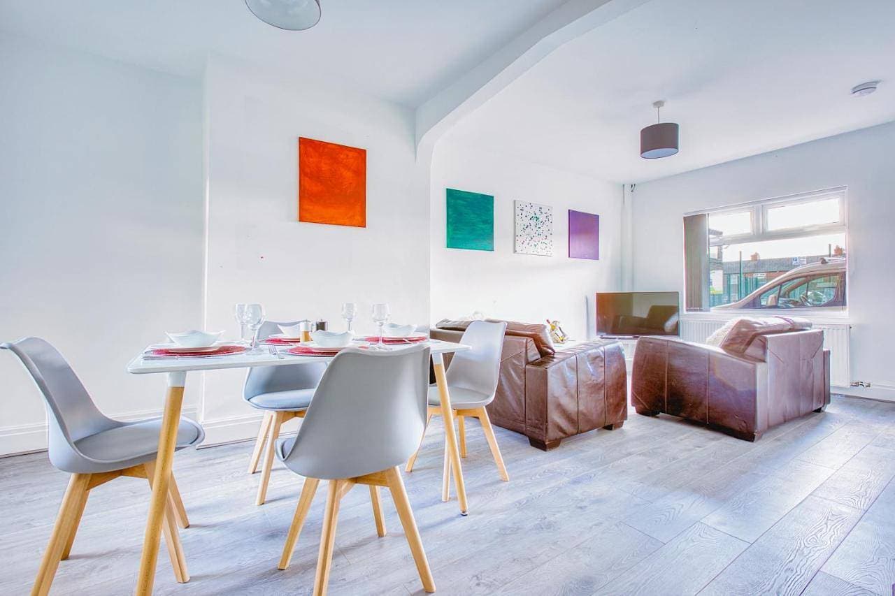Modern 3-Bed Home Sleeps 6 with Parking & Fast WiFi Perfect for Contractors & Long Stays 1