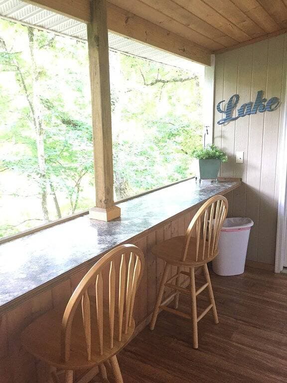 Foto 7 von 16: Charming Waterfront Cabin Auf dem Oconaluftee River nennen wir \"The Love Nest\".