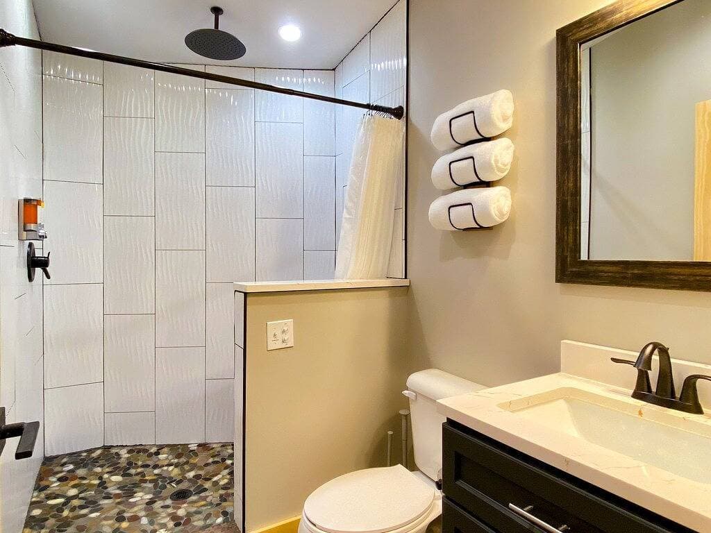 Foto 5 von 22: Modern Smoky Mtn Cabin w/ Hot Tub & Fire Pit | Near Bryson City