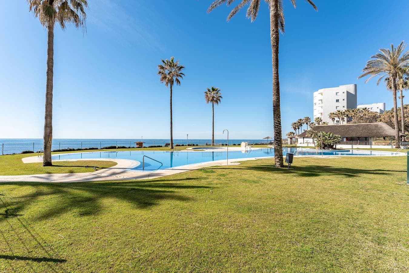 Foto 3 von 27: Ferienwohnung "Mi Capricho Beachfront Apt" mit WLAN und Gemeinschaftspool