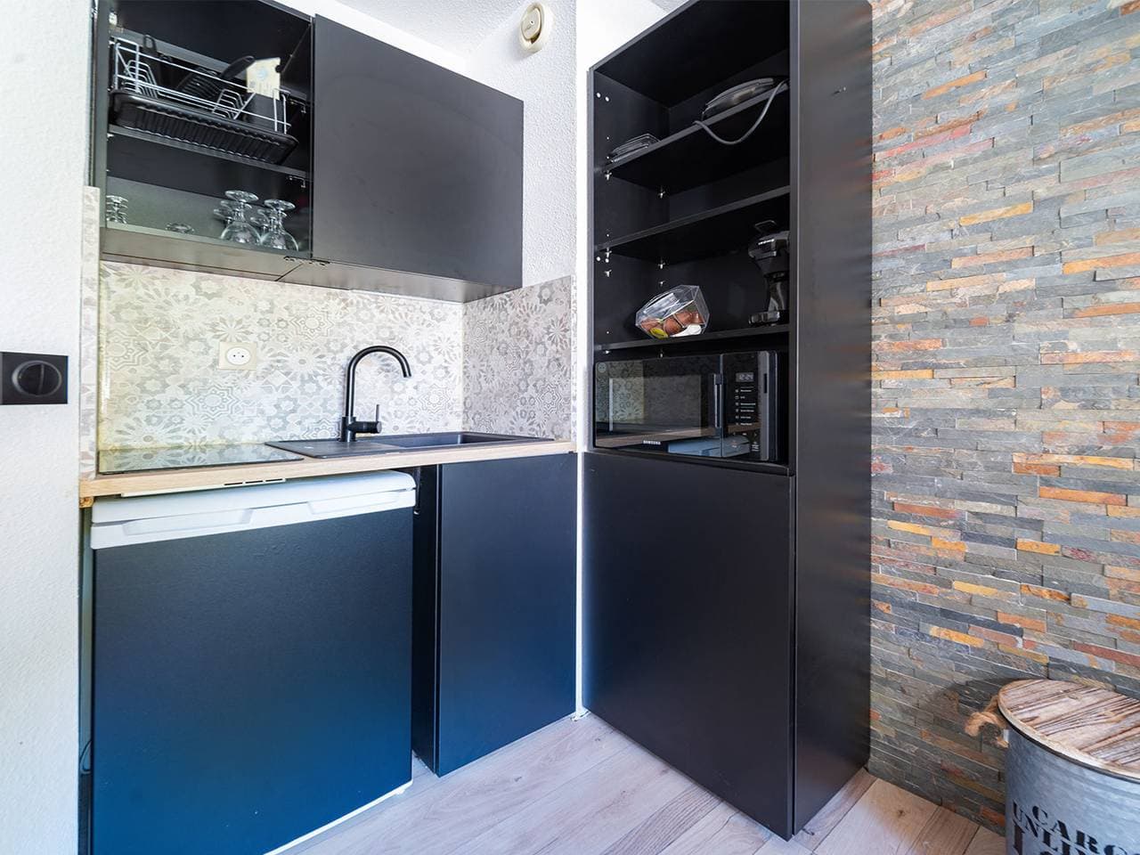 Foto 7 von 15: Gemütliches Studio-Apartment mit Balkon und Küche