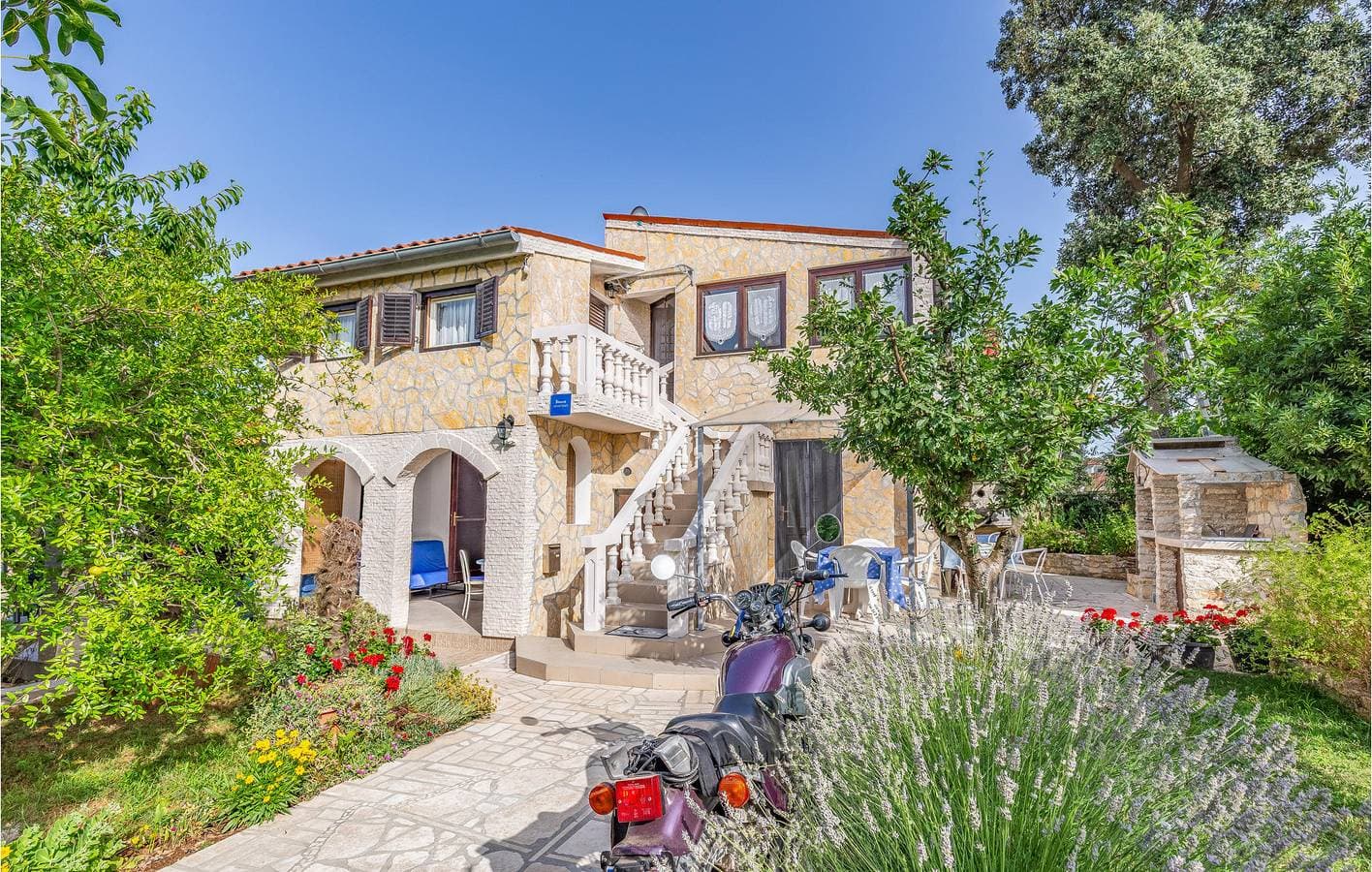 Gemütlich, 2 km zum Strand: Modernes Apartment mit Terrasse und Annehmlichkeiten 1