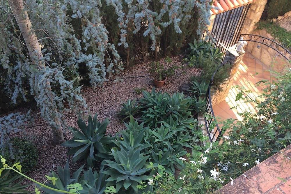 Foto 11 von 30: Schöne Villa inmitten üppiger Gärten, privater Pool, für 6 Personen