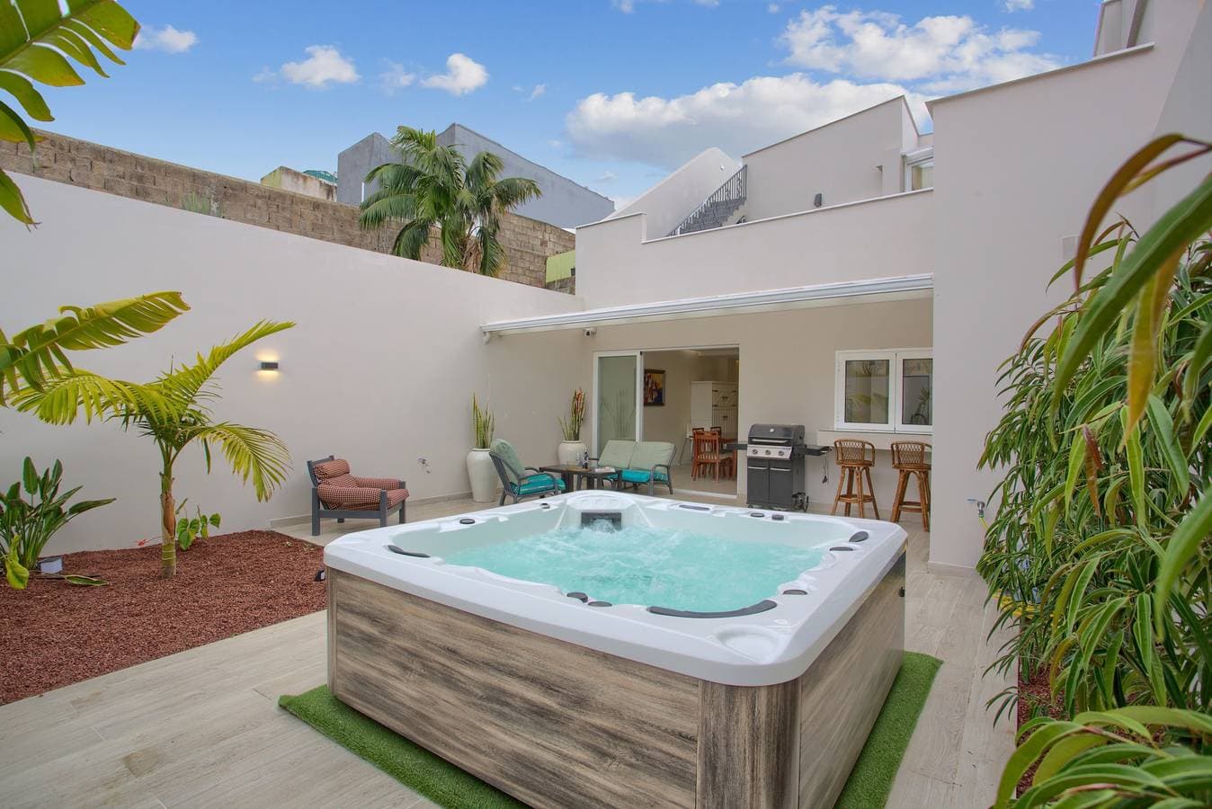 Mojo Surf  Yoga  House 1