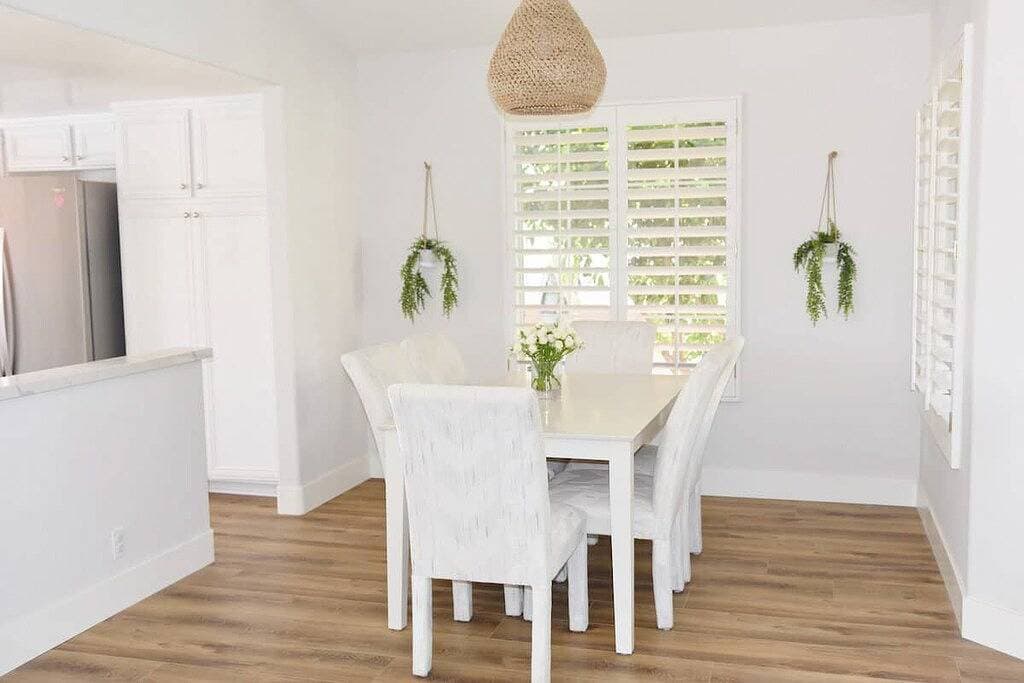 Foto 7 von 44: Coastal Chic 3 Bdrm House w/ Brand New Saltwater Pool - Walk to Tennis Garden