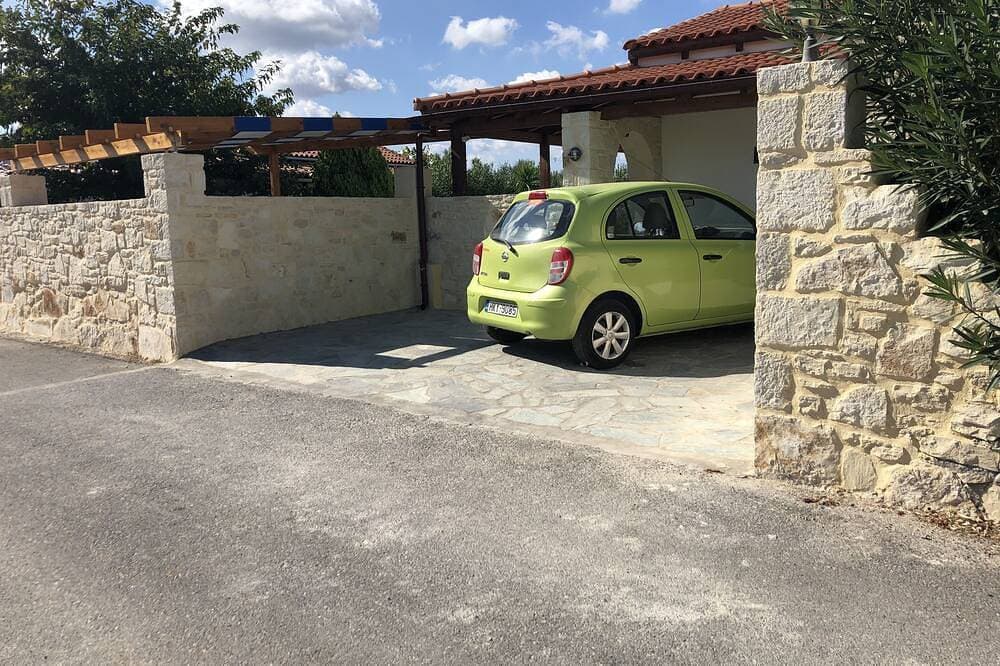 Foto 12 von 30: Spacious 3 becroom Villa with private pool, patio and roof terrace.