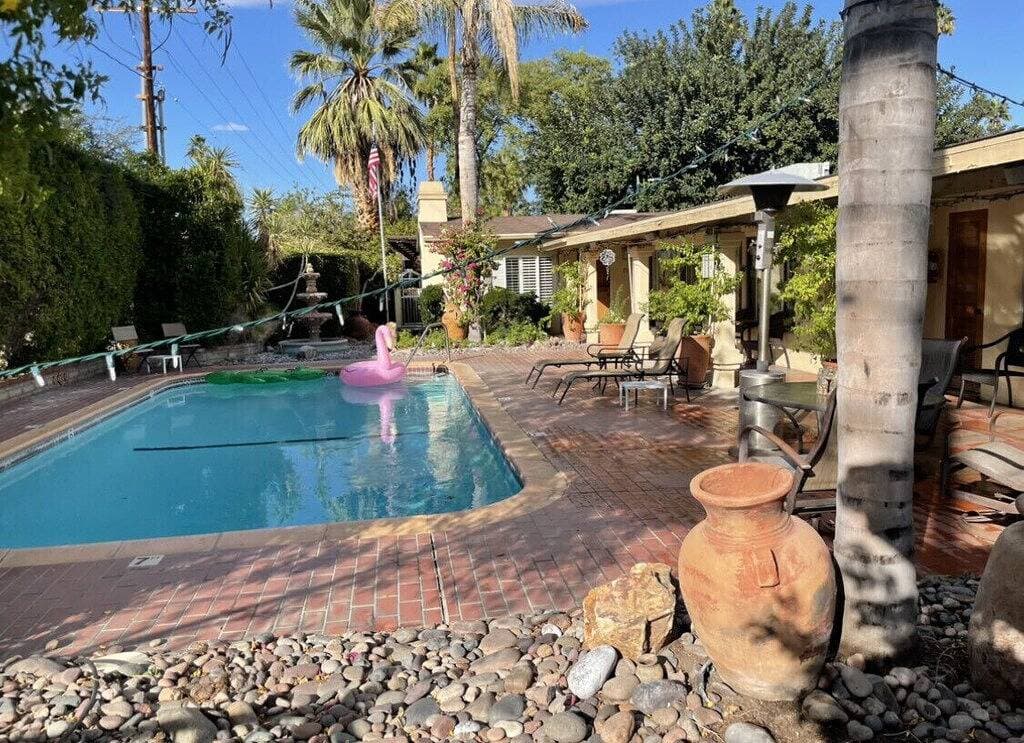 Foto 12 von 33: Room 5️⃣ studio in a boutique hotel with kitchen by the pool in downtown Ps