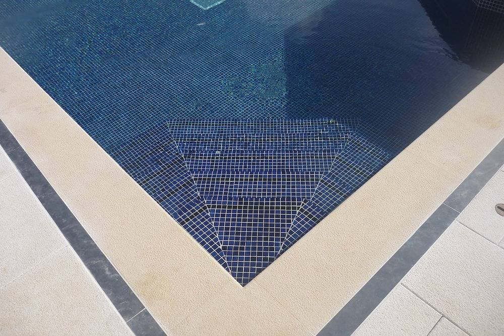 Foto 10 von 30: Makellose und luxuriöse moderne Villa mit großem Infinity-Pool und Spa (für 10 Personen)