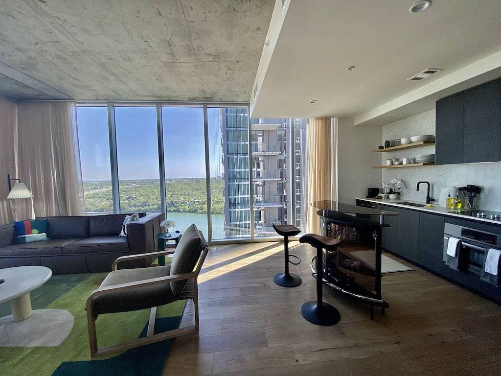 Foto 11 von 34: Luxury Condo w/ Lake View -Walk to Rainey & Lake, Pool, Gym, King Bed, Nespresso
