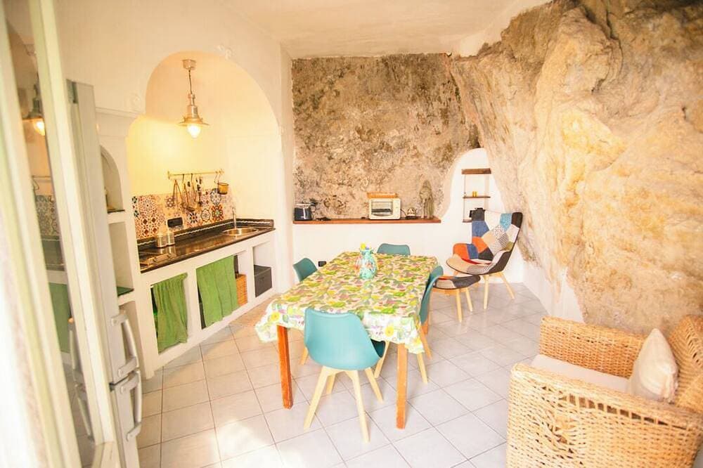 Foto 12 von 26: Gemütliches Ferienhaus am Meer. 2 Pax, in einer natürlichen Klippe