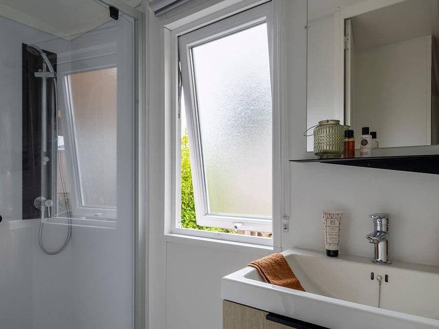 Foto 12 von 103: Camping Les Alizés - Mobilheim 4 personen - Komfort 22m²