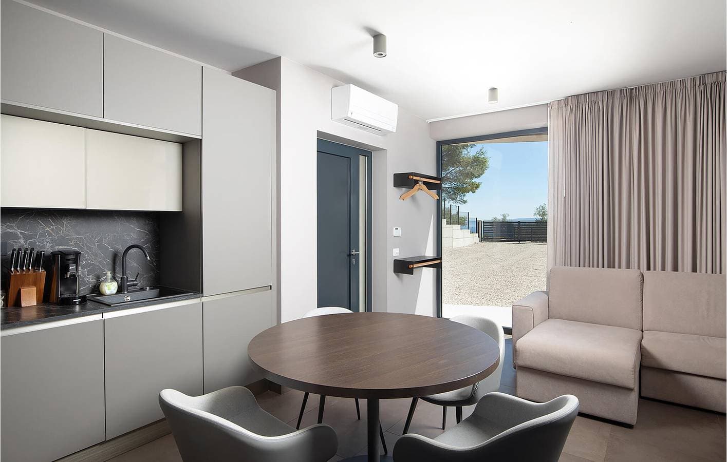Foto 11 von 44: Geräumige 90 m² große Wohnung mit Terrasse, WLAN und Parkplatz, 1,5 km vom Strand entfernt